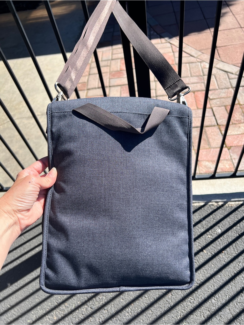 Brenthaven Collins Vertical Messenger Bag,  Indigo chambray, like new - Picture 7 of 14